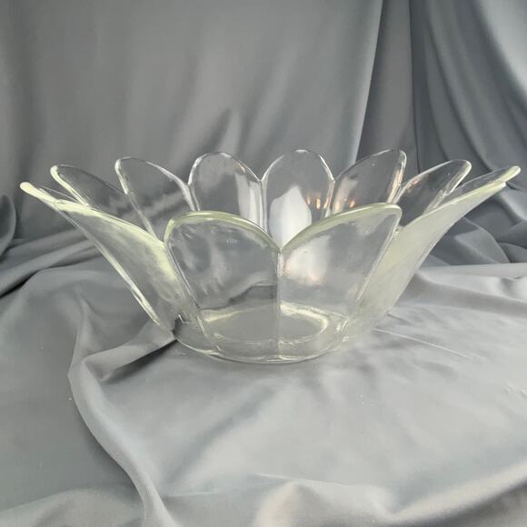 Vintage Clear Glass Petal Edge Serving Bowl Large Floral Shape 9x3.5 - Picture 2 of 5